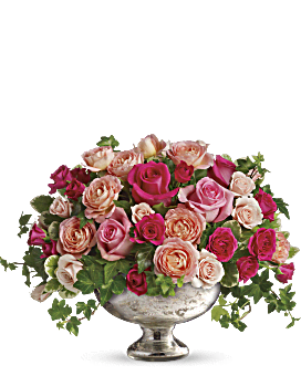 Queen's Court de Teleflora Flower Arrangement